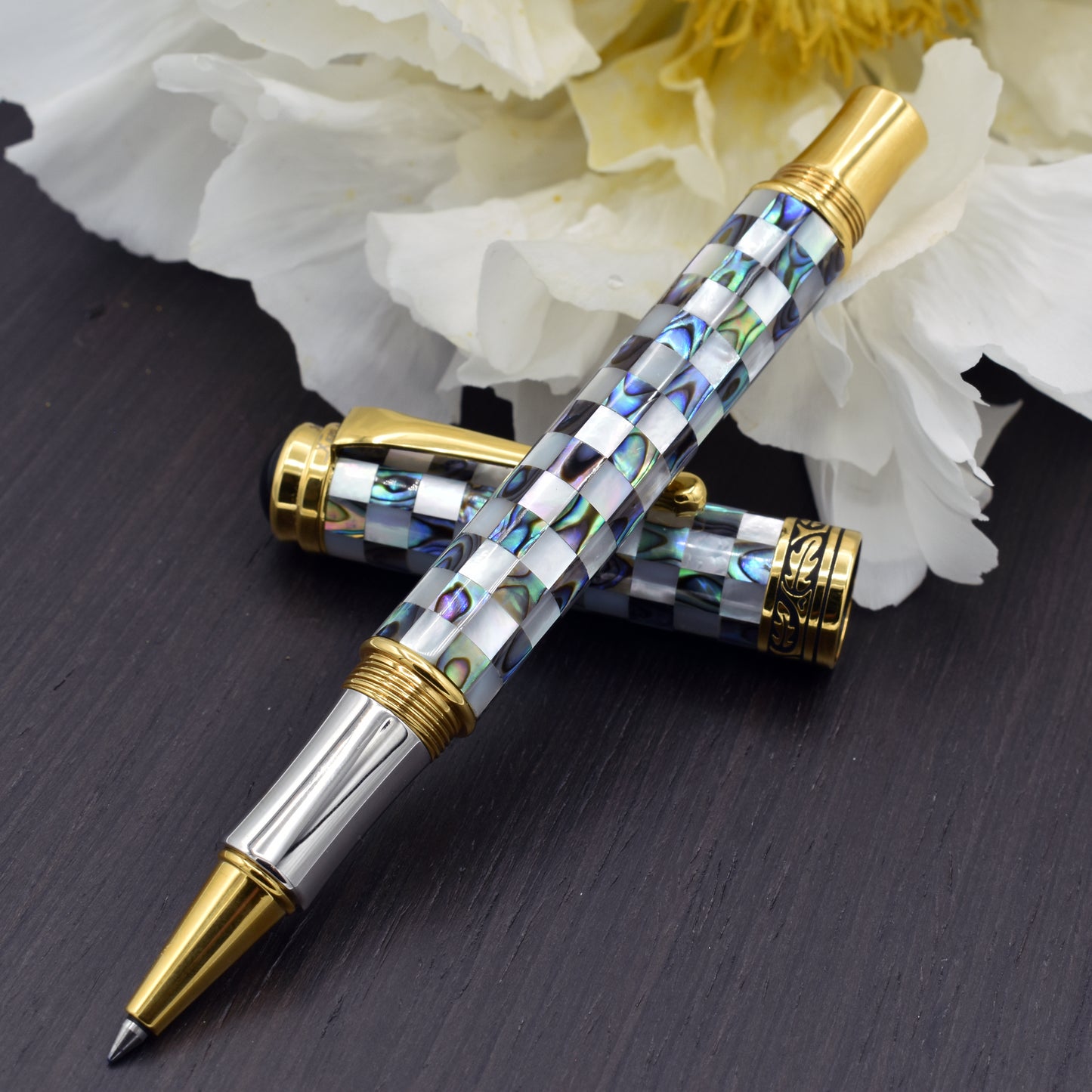 Maestro Jubilee Gold R Rollerball pen with a peony flower