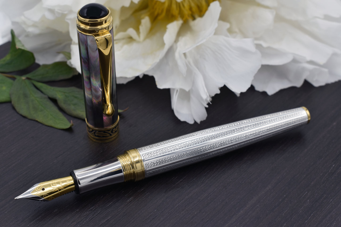 Maestro 925 BL MOP FG Fountain pen with a peony flower