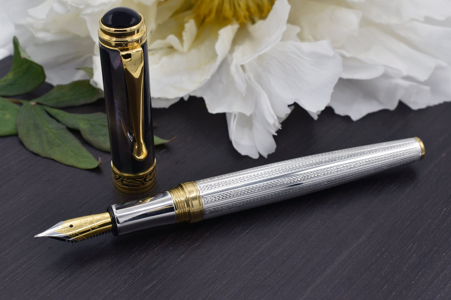 Maestro 925 BL MOP FMG Fountain pen with a peony flower