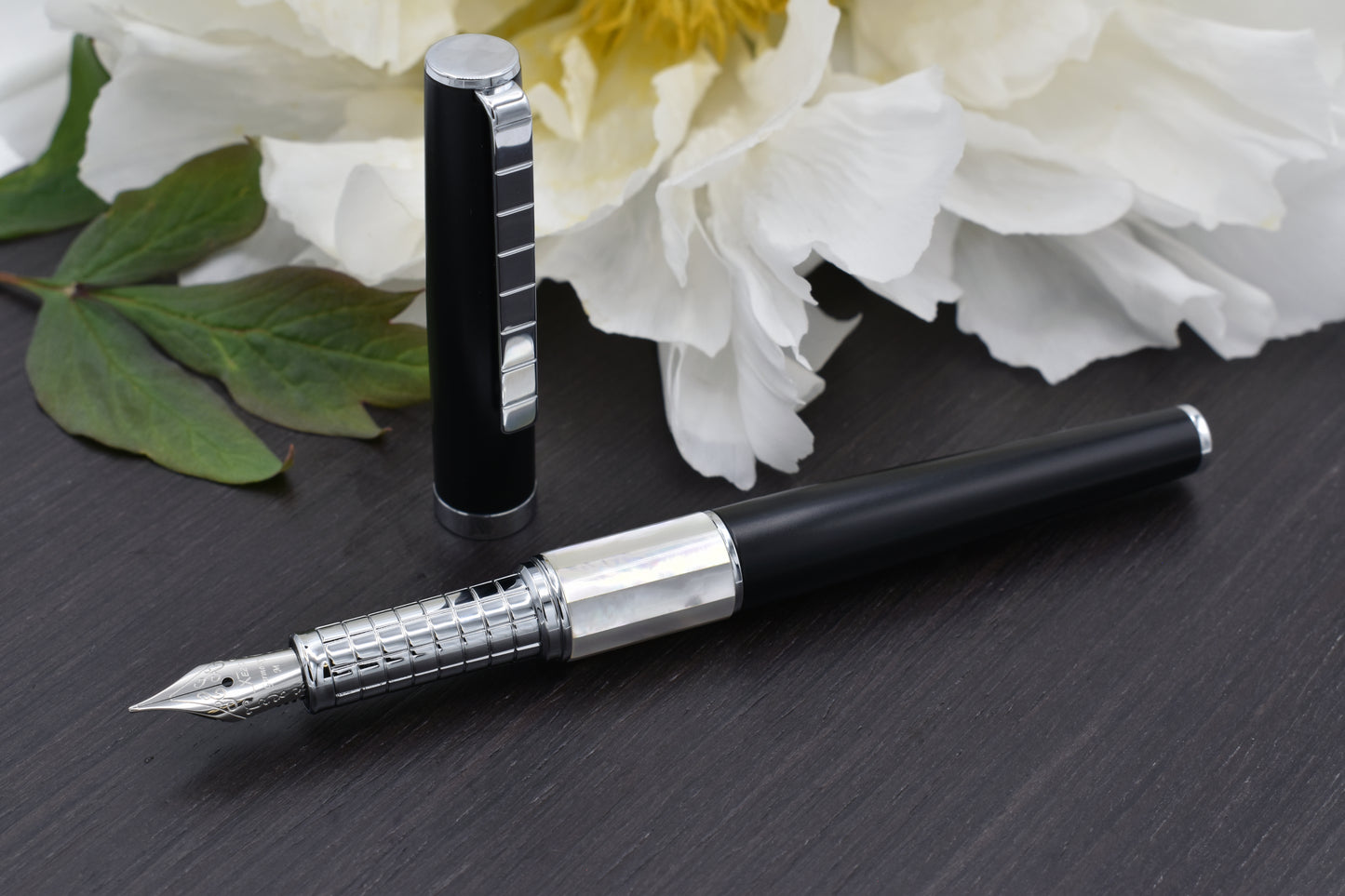 Speed Master Black FM-WC Fountain pen with a peony flower