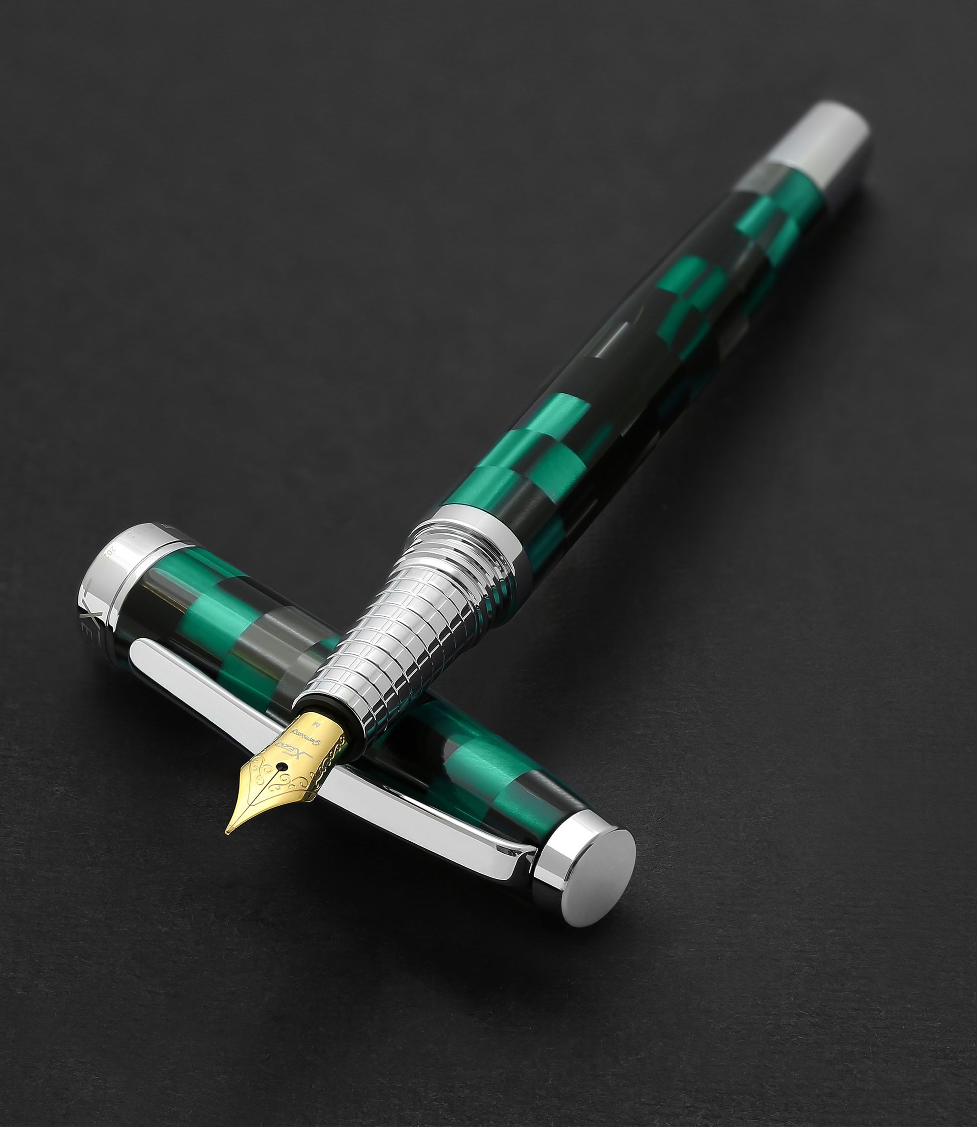 Xezo - Urbanite II Ocean FM fountain pen resting on its cap