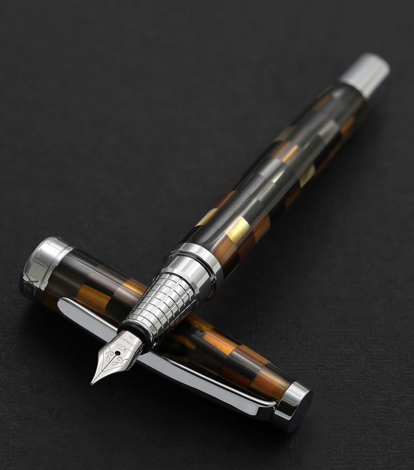 Xezo - Urbanite Brown FM fountain pen resting on its cap