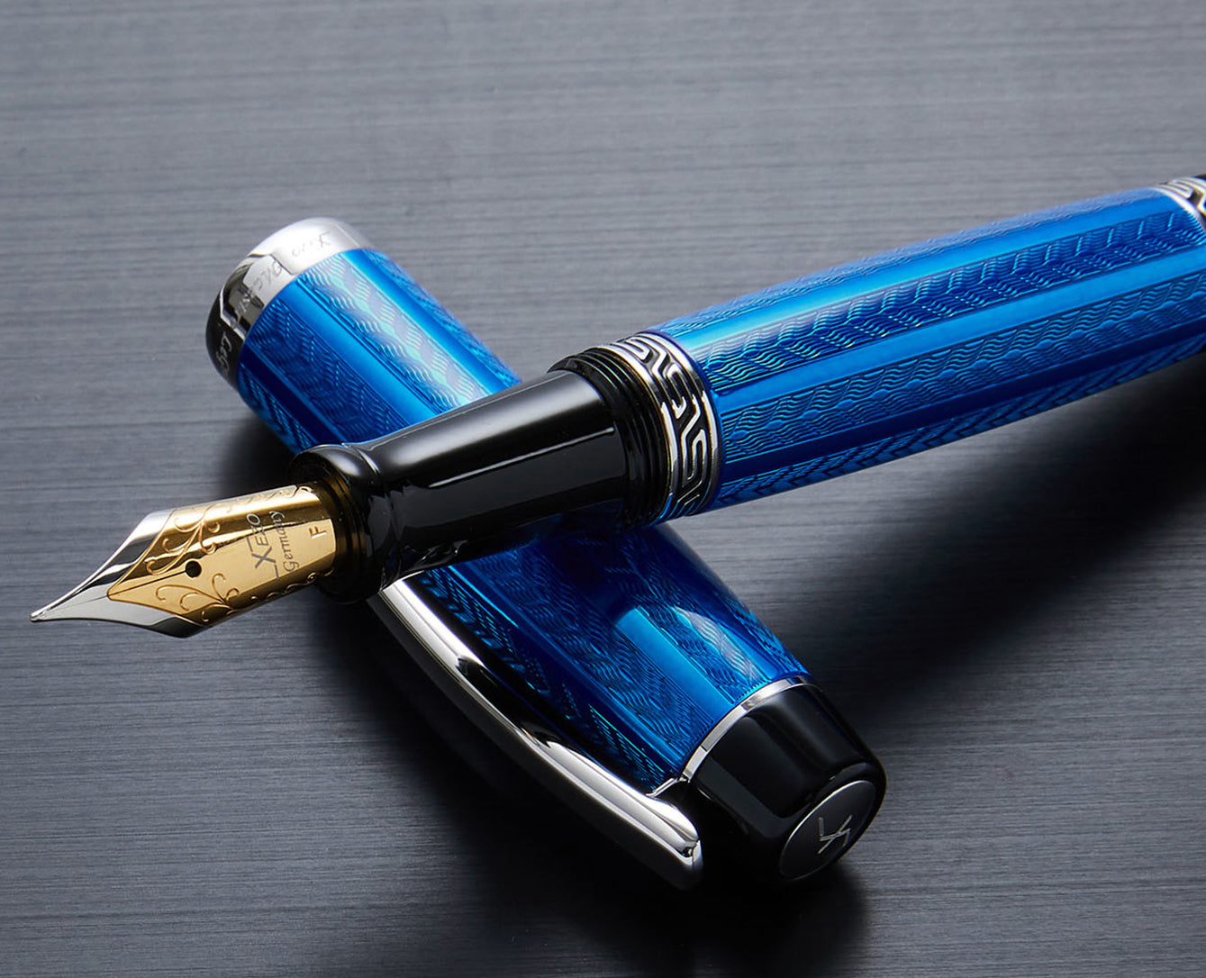 Xezo - Maestro LeGrand Tanzanite  F fountain pen resting on its cap