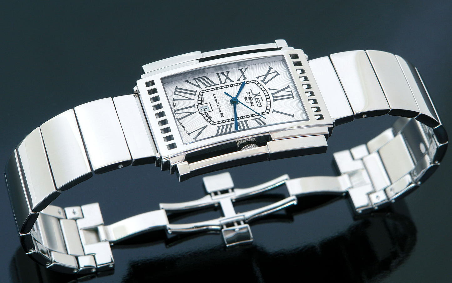 Xezo - Angled overview of the front of the Architect 2001S watch with stainless steel bracelet