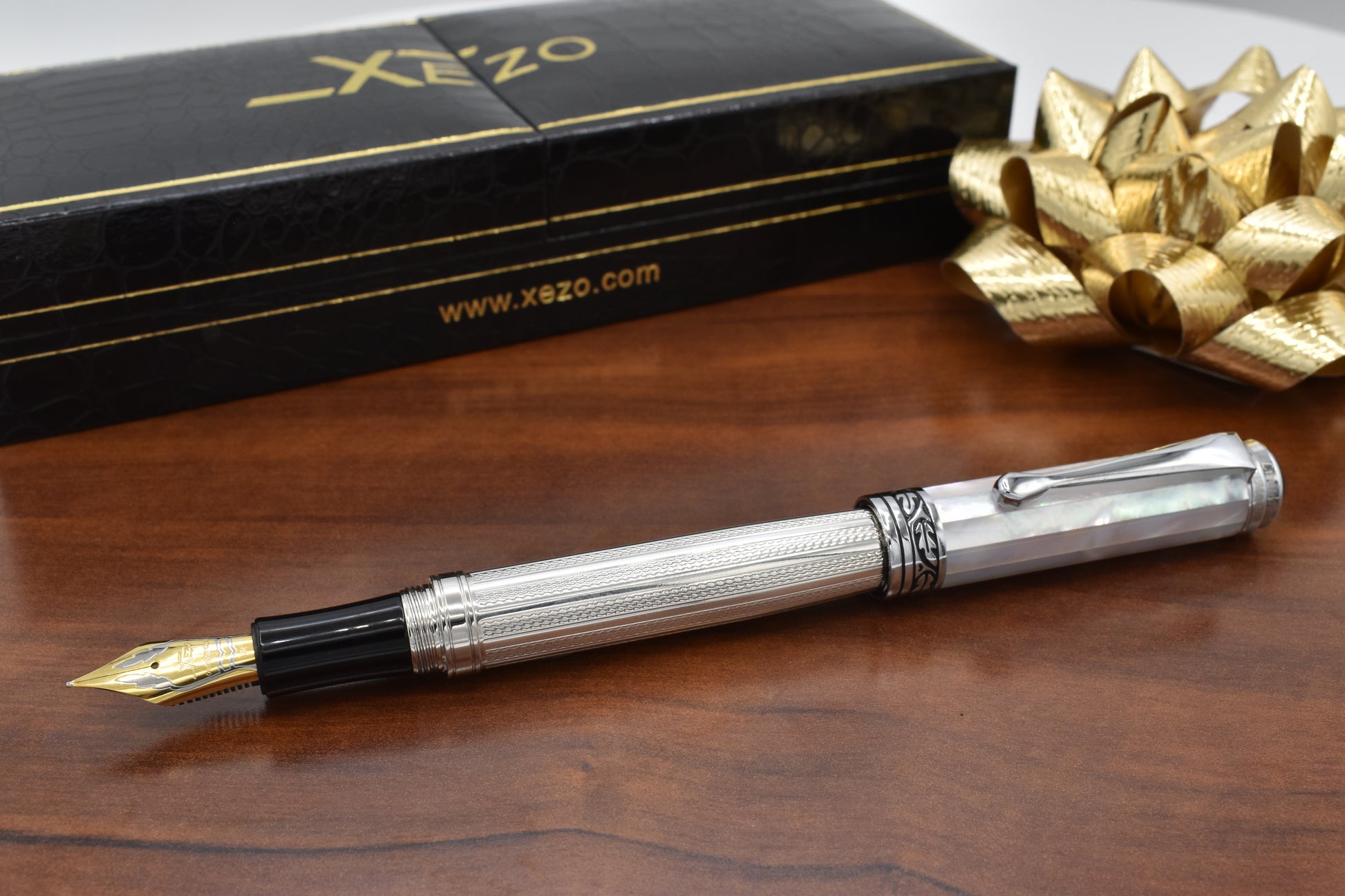 Maestro 925 White MOP FM-SL Fountain pen with clamshell box and gold bow