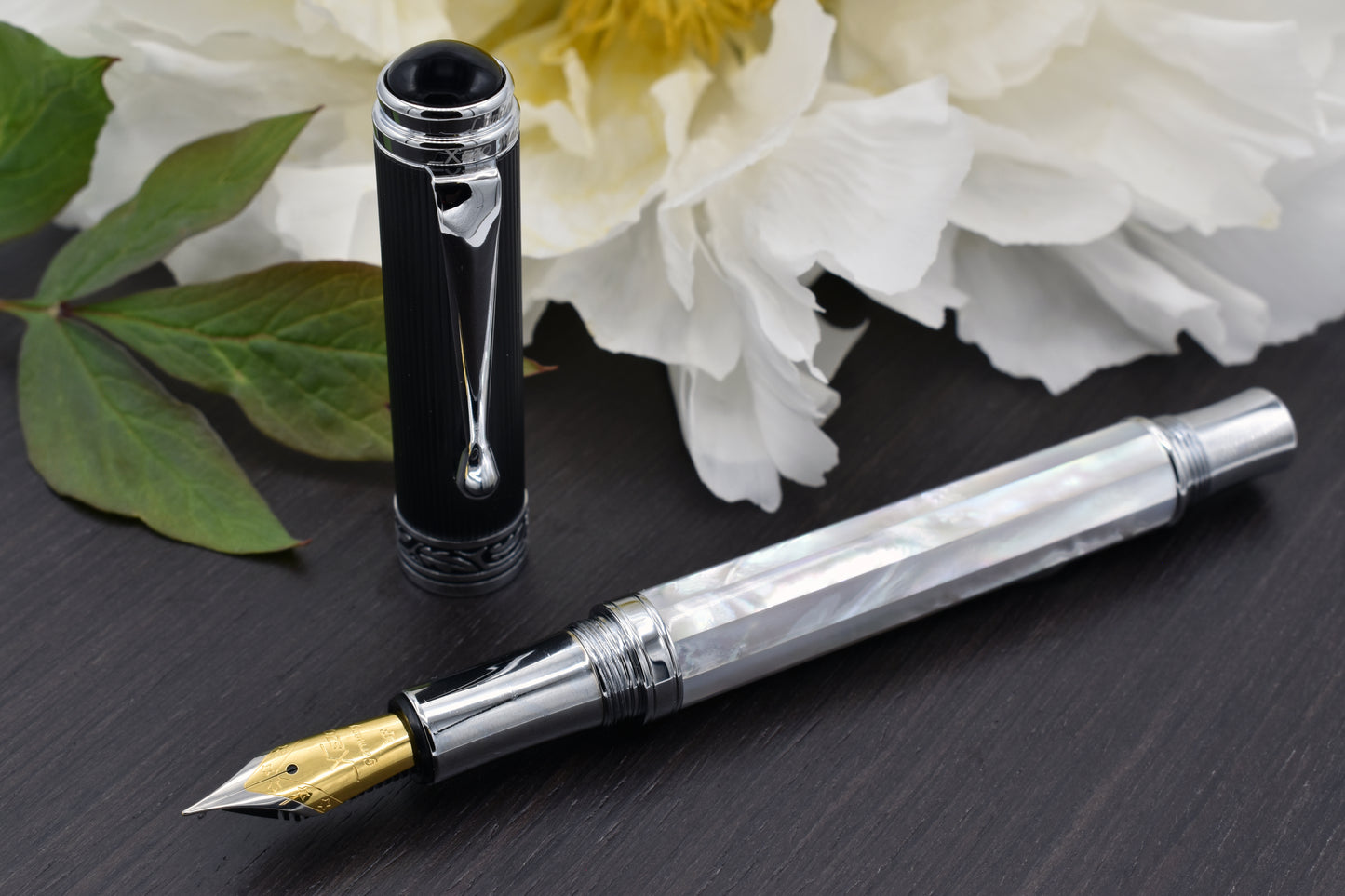 Maestro White MOP PVD F Fountain pen with a peony flower