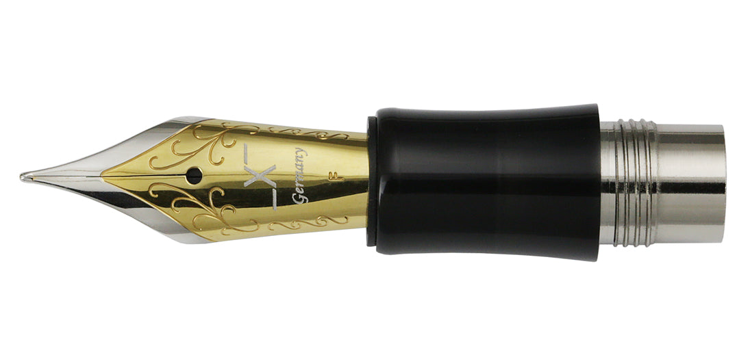 Xezo - Front view of a Fine Fountain Nib - with gold-plated body, stainless steel tines and black grip - Compatible with Maestro Sea Shell fountain pens (w/ exceptions). The body of the nib has motif patterns.