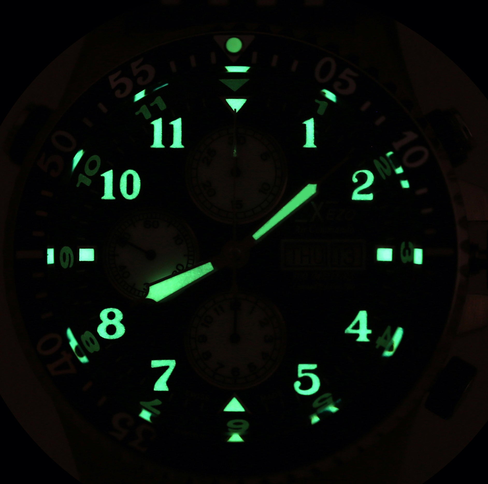 Xezo - Front view of the Air Commando D45 7750-1 watch in dark displaying the luminescent numerals