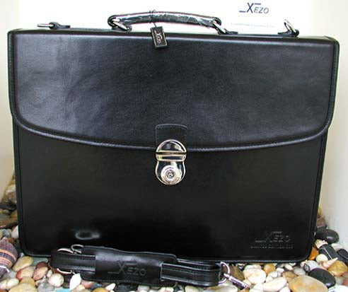 Xezo - Front view of the Black Leather Briefcase