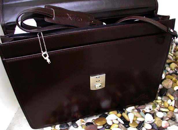 Xezo - Angled front view of the Brown Leather Briefcase
