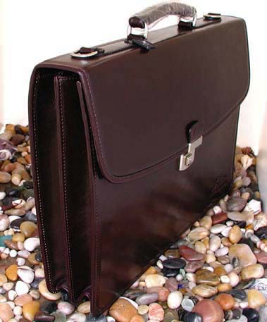 Xezo - Angles side view of the Brown Leather Briefcase
