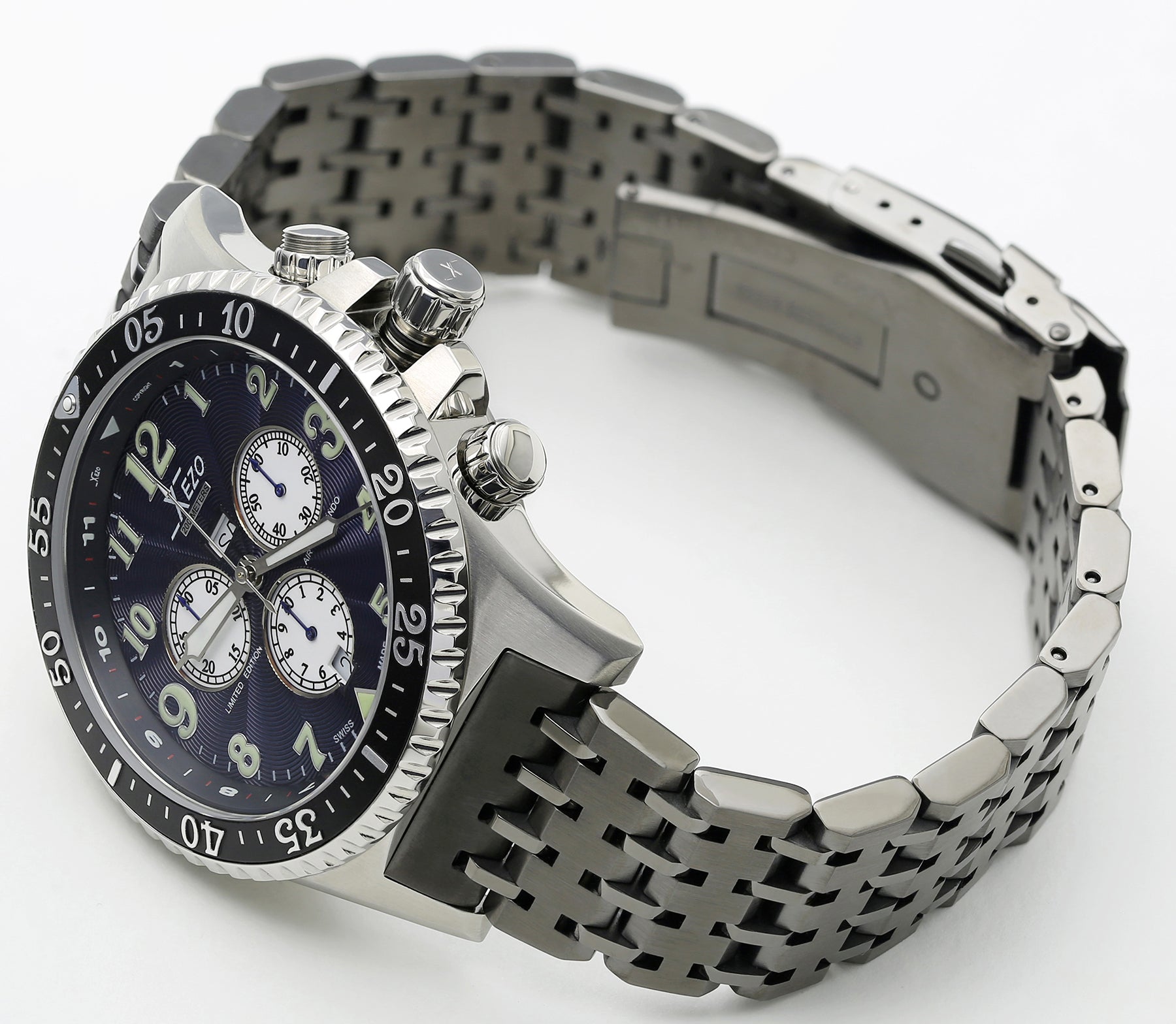 Xezo - Angled overview of the front of the Air Commando D45-SR watch