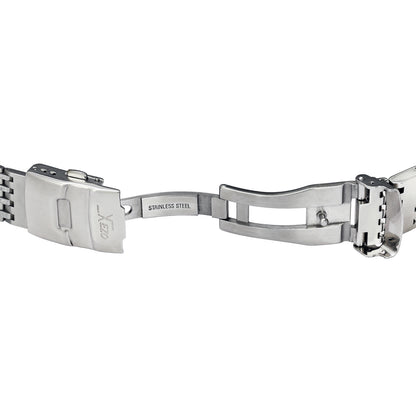 Xezo - Clasp of the bracelet of the Air Commando D45-SS watch. The engraving on the clasp reads "STAILLESS STEEL"