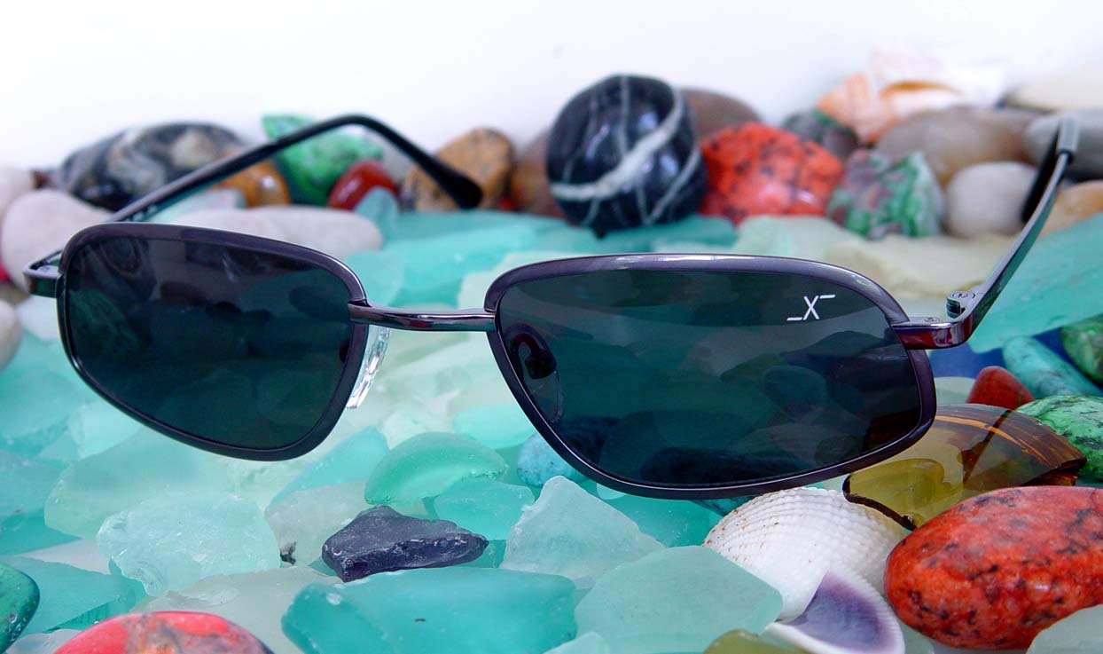 Xezo - Angled view of the front of the Architect 2950 sunglasses on colorful stones